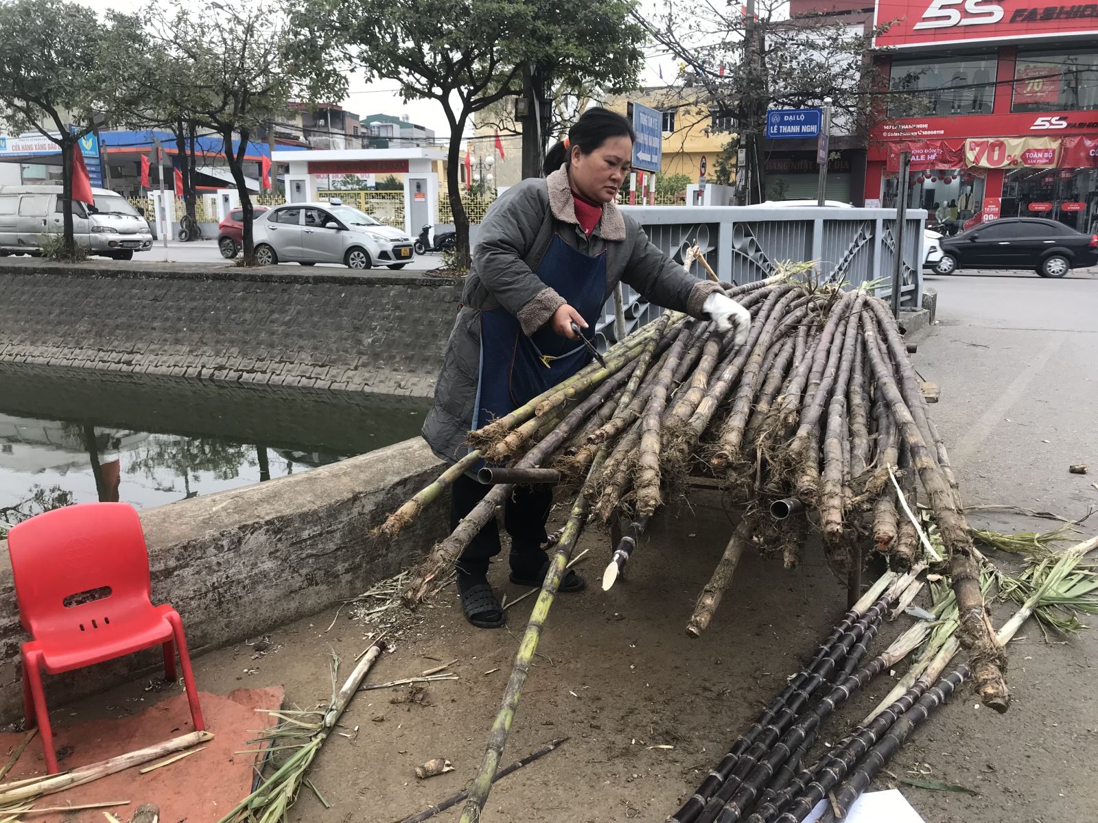 Người lao động vất vả mưu sinh trong ngày rét đậm, rét hại 